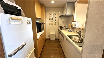 キッチン（背面は収納棚になっております）