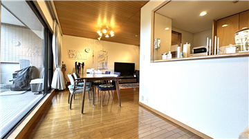 対面式キッチンとダイニングスペース