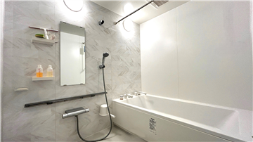 白を基調とした浴室（温泉）