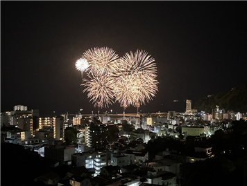 バルコニーより熱海海上花火大会を撮影