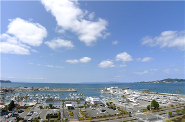 バルコニーより正面に見える和歌浦湾／西向きに撮影