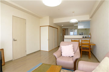 ＬＤＫ（約14.5畳）／バルコニー側より撮影