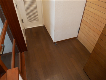 ホール、右側ドアは洋室の出入口です