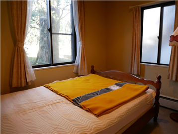 ２面開口の洋室（約5.9畳）