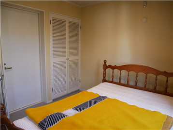 右側扉は洋室に備わる洋服入れです