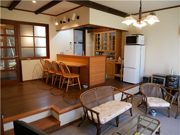 ＤＫとリビングはステップフロアで繋がります／和室から撮影