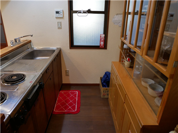 窓付きで自然光が入るキッチン