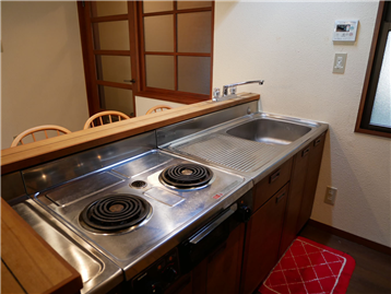 キッチンから居室出入口方向を撮影