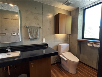 洗面室２・トイレ２／洋室2から撮影