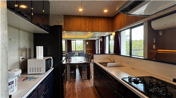 キッチンからリビングダイニング方向を撮影