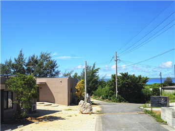 海の見える高台に立地する外観