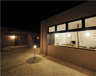 洋室1（母屋）を外から撮影（夜）