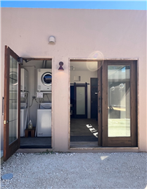 母屋の洗濯室（左）、洋室1（右）