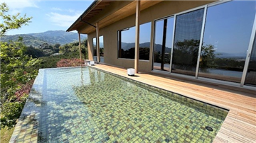 緑や空を映し出す水盤