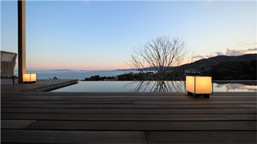 水盤越しの海景色