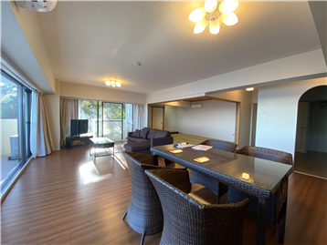 リビングダイニング（和室方向を撮影）