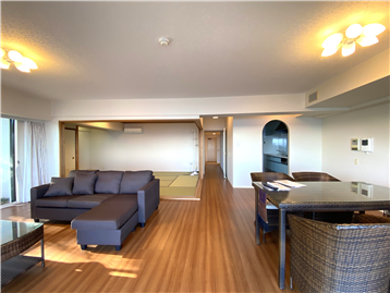 リビングダイニング（入口方向を撮影）