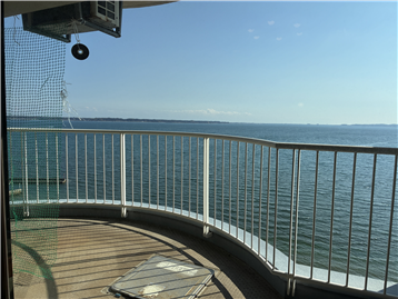 リビング窓越しに見る浜名湖の眺め