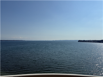 バルコニーから正面に浜名湖を望む
