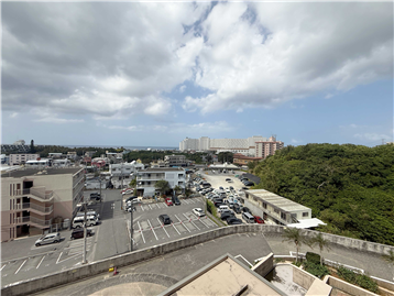 バルコニーから北西にホテルモントレ方向を望む