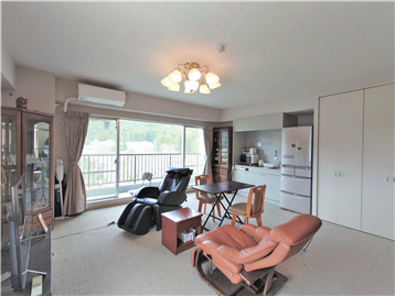 LDKの南側角よりバルコニー方向