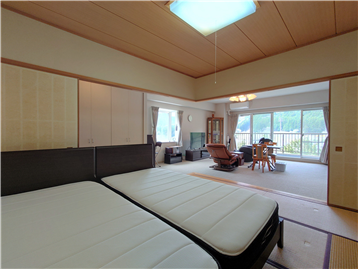 和室の東側角よりLDK方向