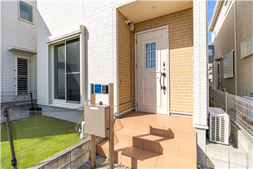 玄関(東側から撮影)