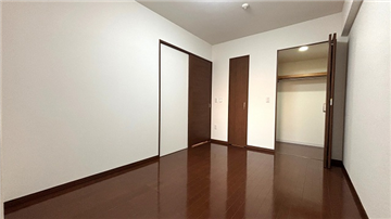 洋室（入口方向を撮影）