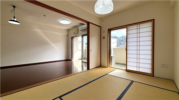 リビング・ダイニングと隣接する和室（南東方向を撮影）