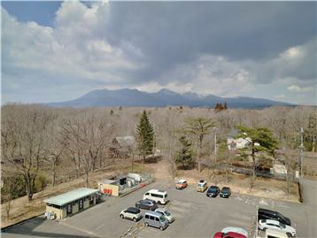 5階外廊下より北西方向に望む那須連山