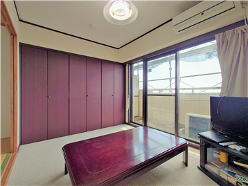 洋室1の西側角よりバルコニー方向