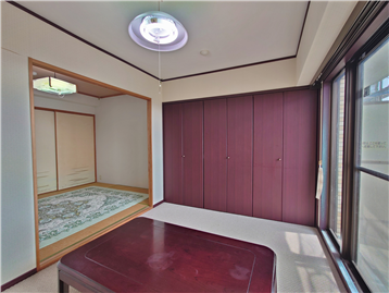 洋室1の南側角より和室方向