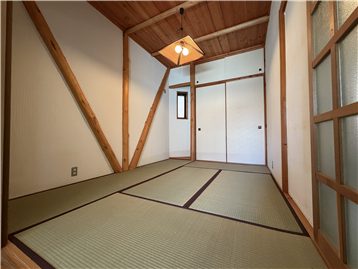 約５．８畳の和室（北西方向を撮影）※リフォーム・補修等前