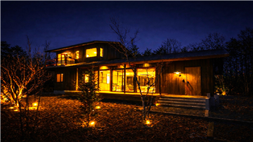 夜間の建物外観／北東方向を撮影