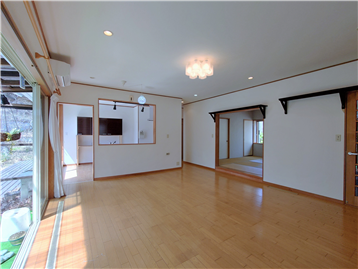 LDKの南東側角より和室1方向