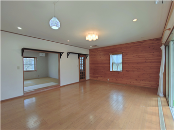 LDKの南西側角より玄関方向