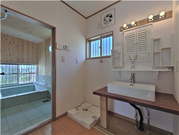 洗面脱衣室と浴室