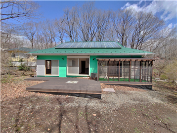 敷地内南側より建物方向