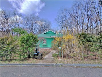 接面道路の東側より敷地内建物方向