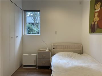 南東・南西に開口部のある洋室１