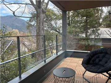 木々に囲まれたバルコニー