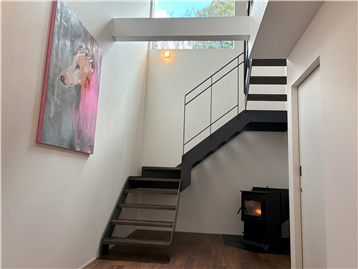 吹抜けの階段／玄関ホールから撮影