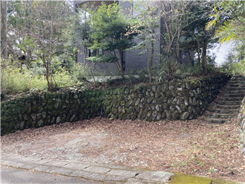 駐車スペース／前面道路よりフラットに接続しています