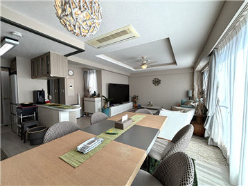 折り上げ天井で広く感じるLDK