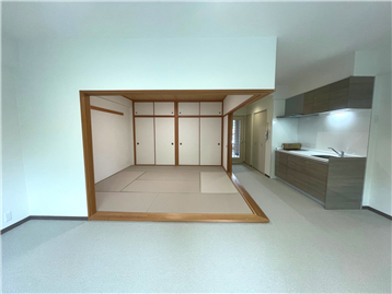 室内をバルコニー側より