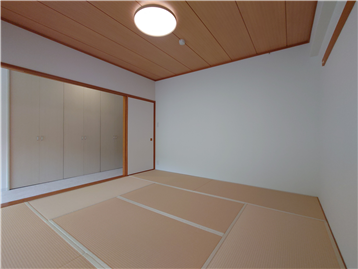 和室を西側角より
