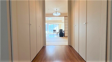 洋室と和室の間にあるウォークスルークローゼット