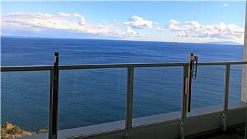 バルコニーより南東方向に伊豆大島が見えます