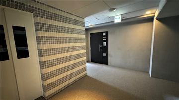 玄関とエレベーター