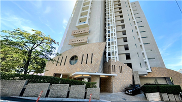 マンション外観/エントランス側を撮影